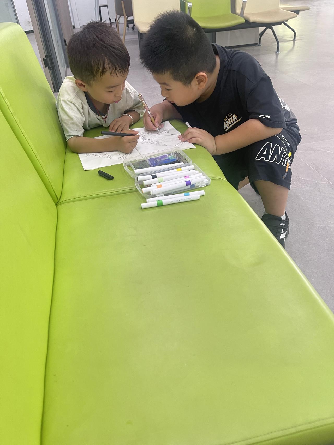 上午到银行来办点事，我儿子看见沙发上有一个小男孩在打游戏就过去跟他一起玩了
过了