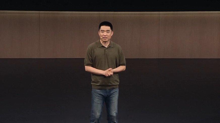 李想在发布会上提出了「具身智能汽车」的定义：一辆电动车、一位职业司机、一台AI计