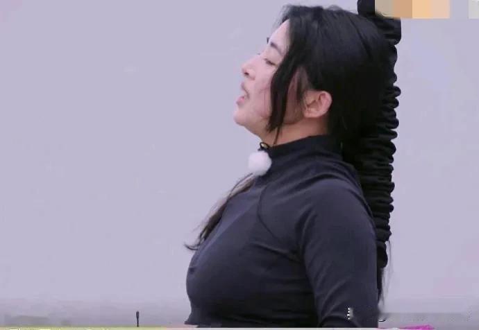 这可不是张含韵哦，丰满了，过得不错嘛，以前她酸酸甜甜的很可爱，现在圆圆胖胖也是她