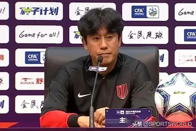 成都蓉城和主教练徐正源矛盾公开化，也体现了中超俱乐部真的就是一个草台班子。无论如
