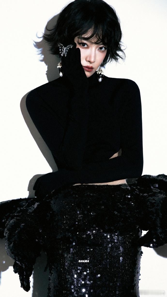 宋茜短发洋娃娃 人间洋娃娃宋茜的短发造型太灵了！蓬松卷度+甜飒穿搭，每一个细节都