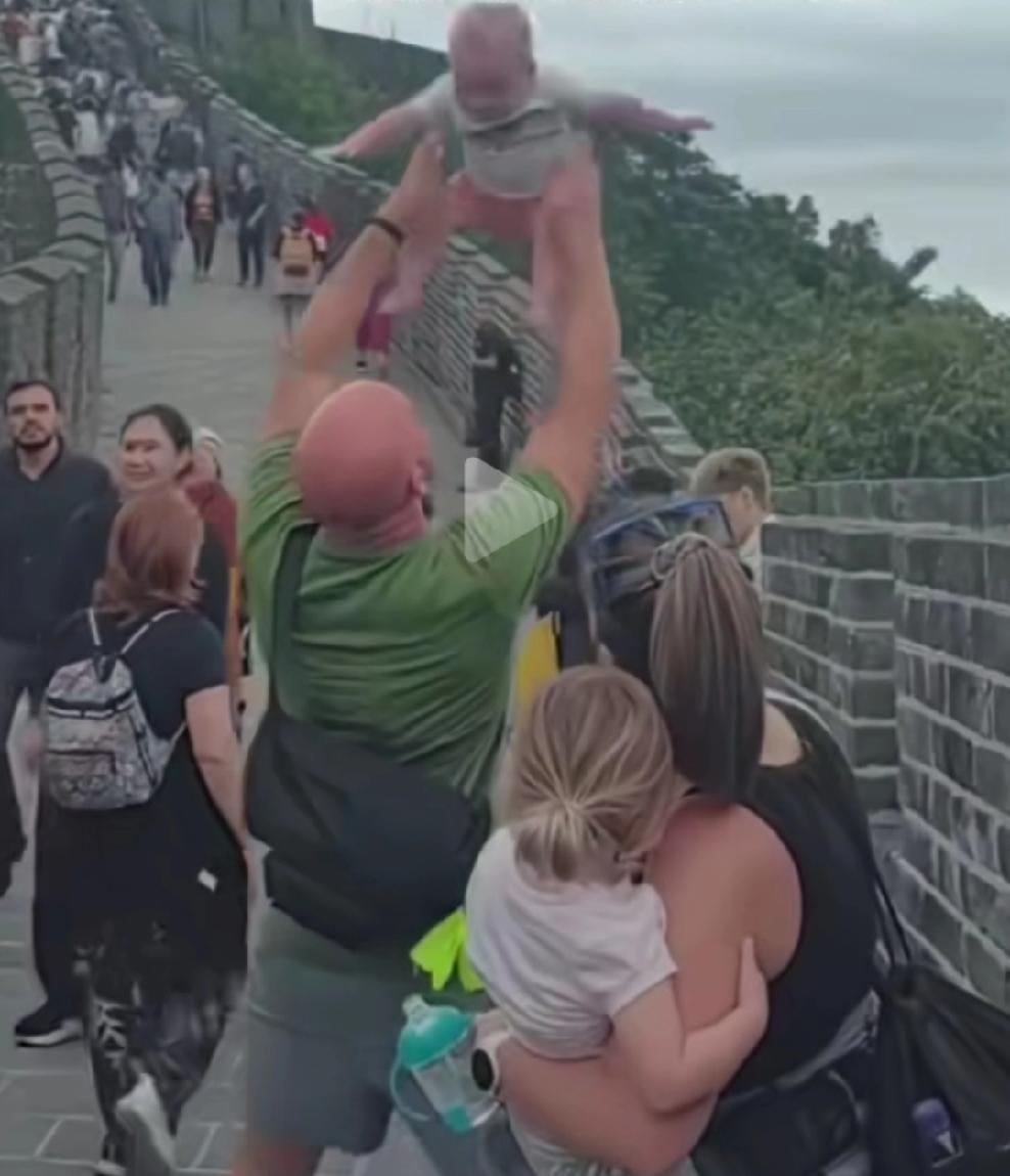 北京，一名外国男子带着老婆孩子来爬长城，看到咱们中国的大好河山，激动的他把怀里几