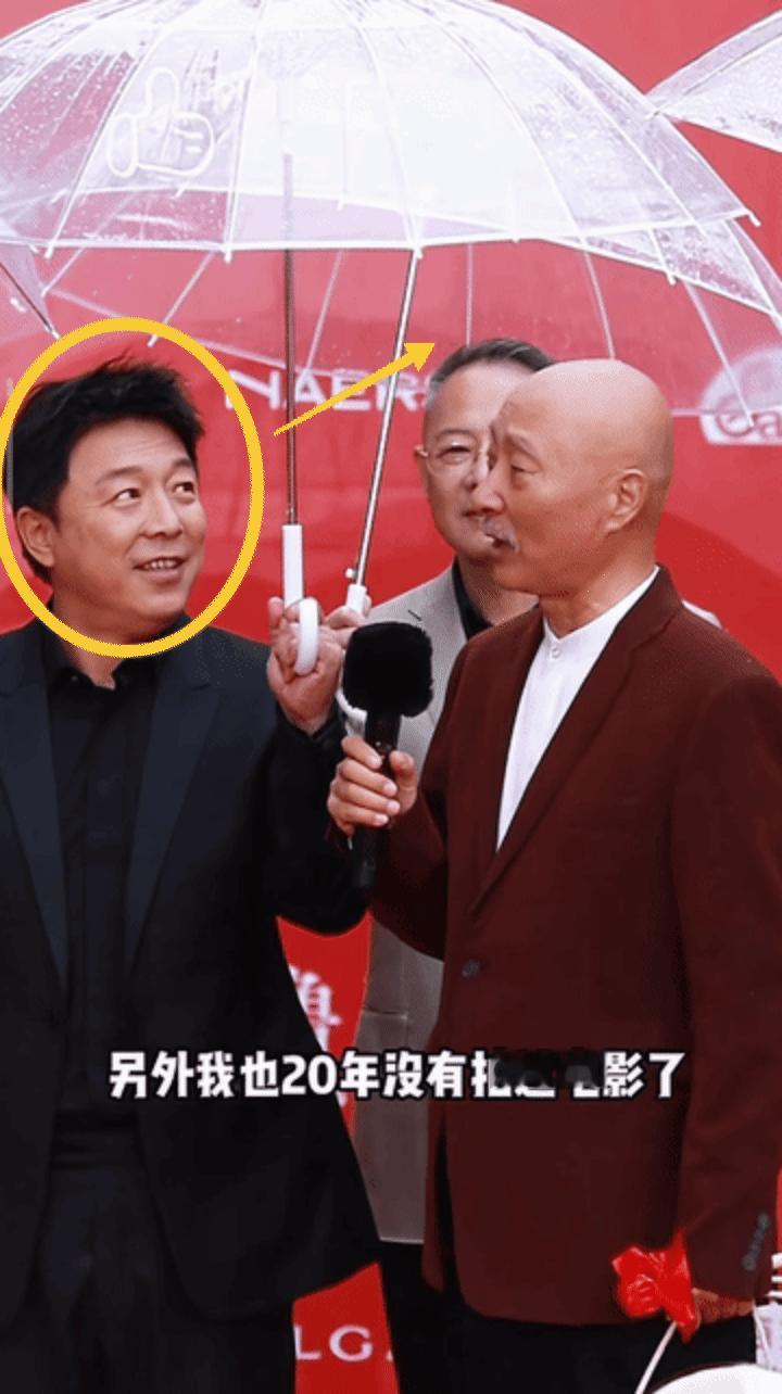 黄渤是真护陈佩斯！
一边打伞还一边不停的用眼睛观察雨伞的覆盖面积，确保没有一丁点