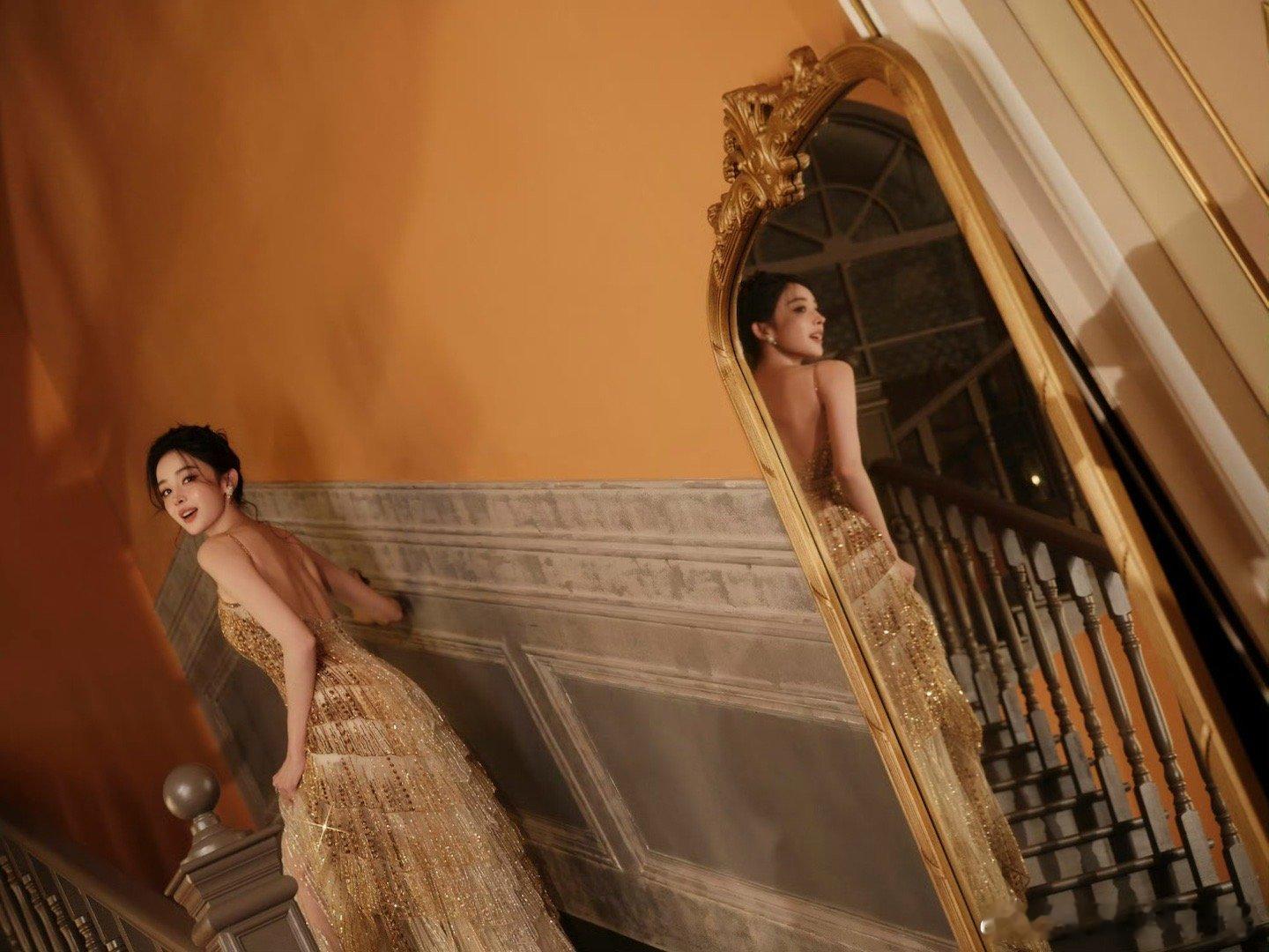 娜扎下车美到我词穷了 娜扎微博之夜下车图直接美上热搜！金色礼服高贵耀眼，身姿优雅