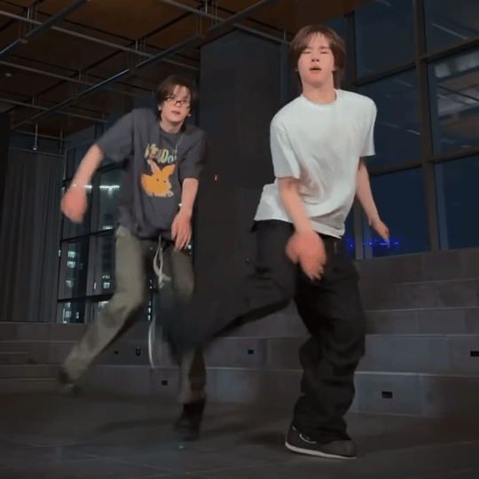 这个舞到底咋跳的啊谁跳的是对的？ 