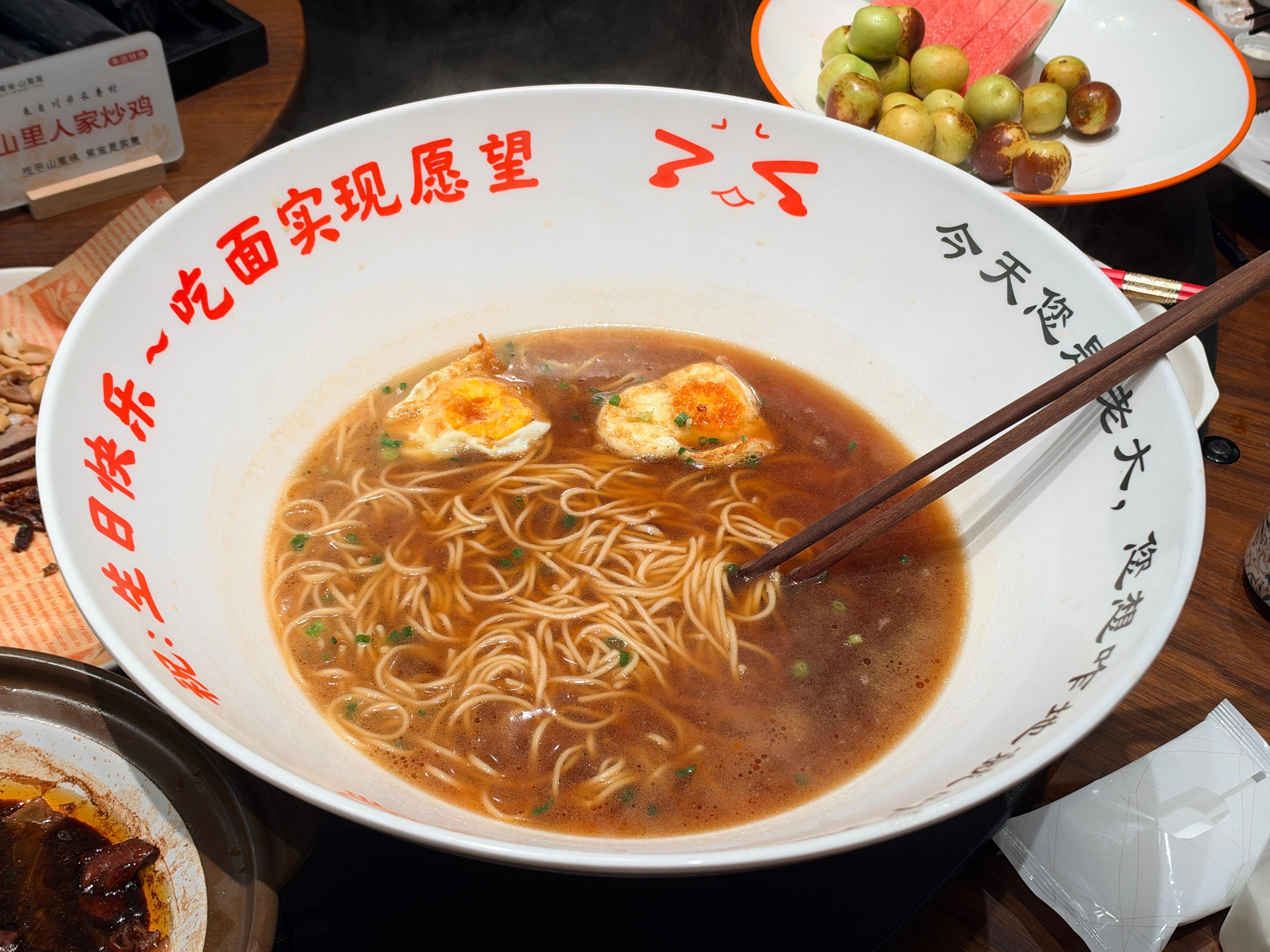 和碗一样大的包子和桌子一样大的面 ​​​