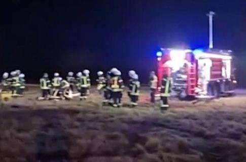 25 米高 “黑油喷泉” 突袭德国乡村！输油管道泄漏 20 万升，消防员紧急处置