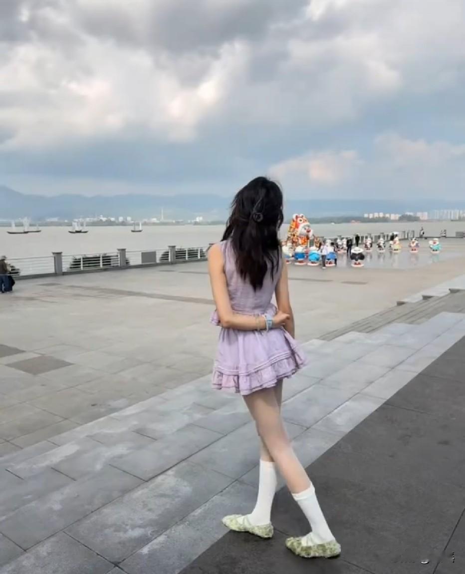 白袜子很美