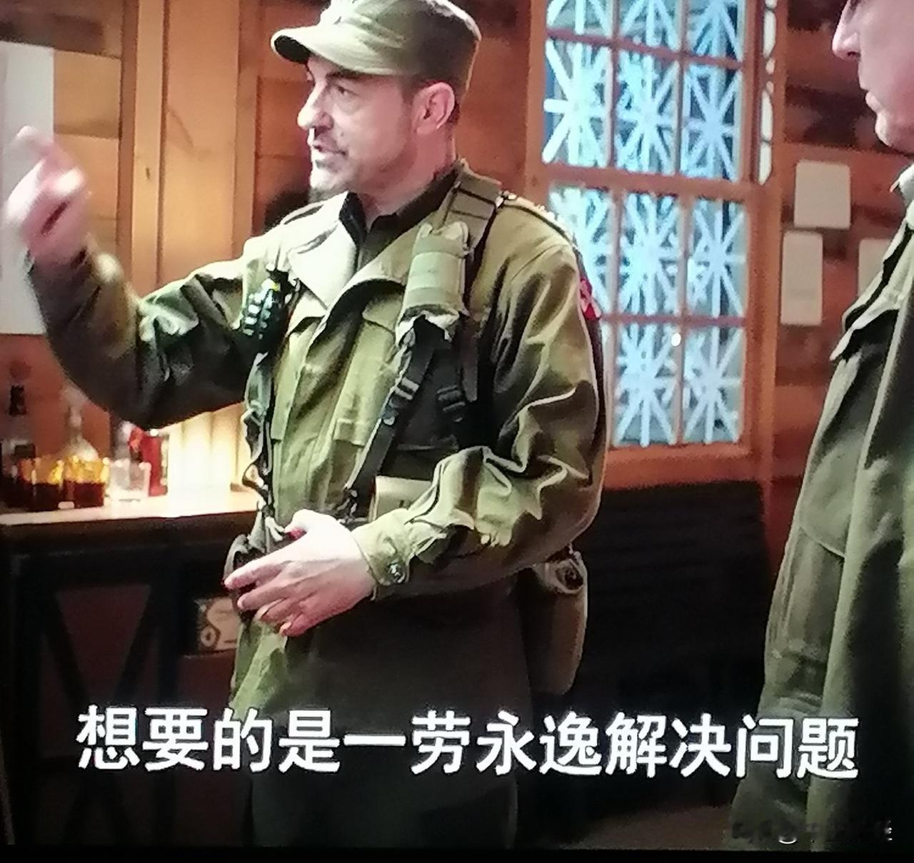 后期接替麦克阿瑟担任联合国军总司令的李奇微，无论身处指挥现场还是前线，脖子上都缠