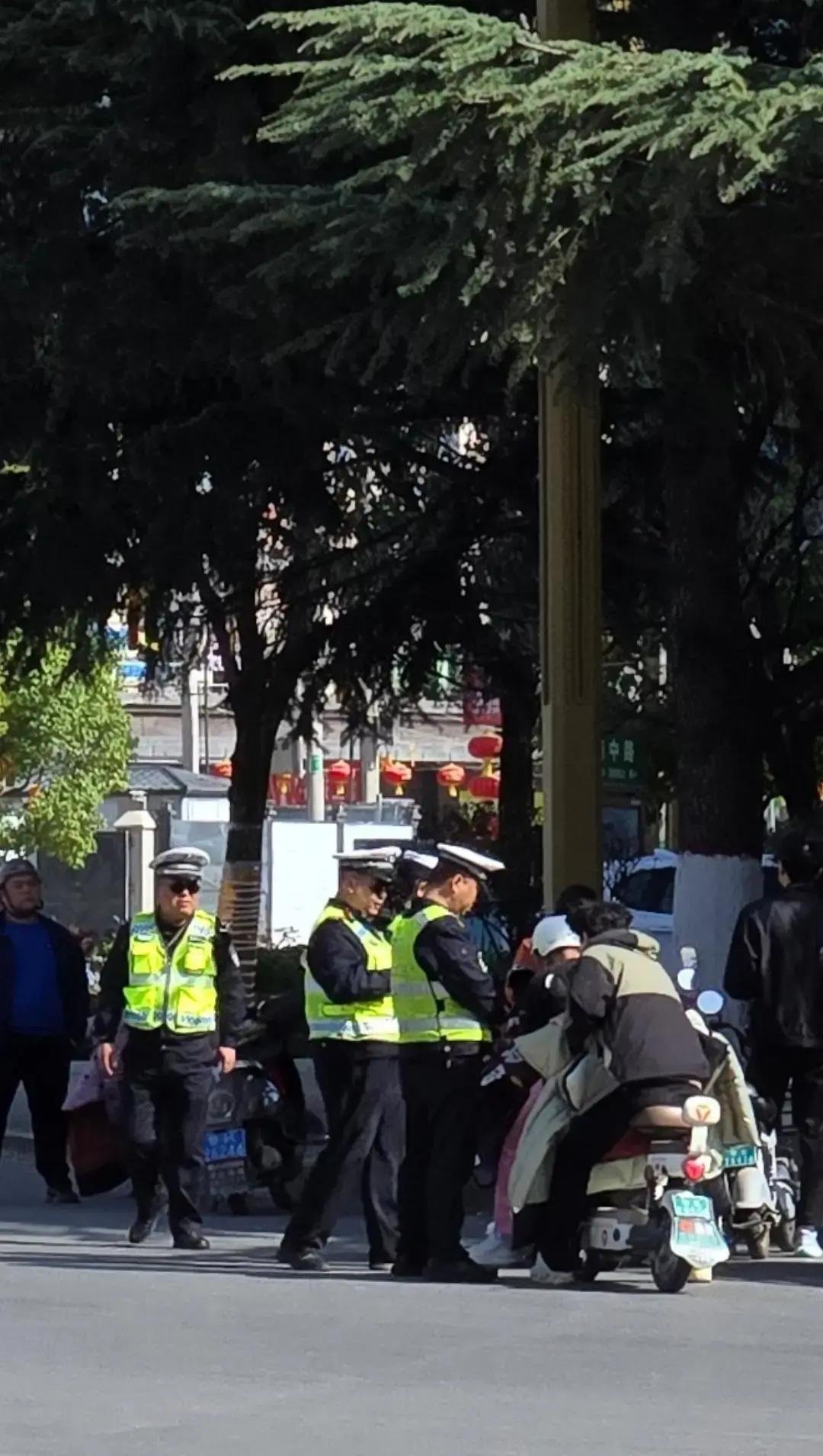 前天兰州街头，一个土木工程本科生竟骑摩托拦无牌车？这从国企工程师到辅警的反差，够