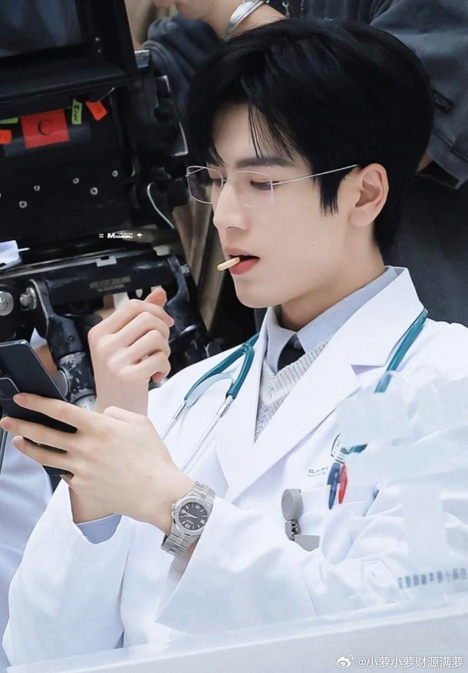 张凌赫素颜张凌赫素颜拍环保片，真以为你和他只差瓶粉底液？张凌赫这次为环保纪录片全