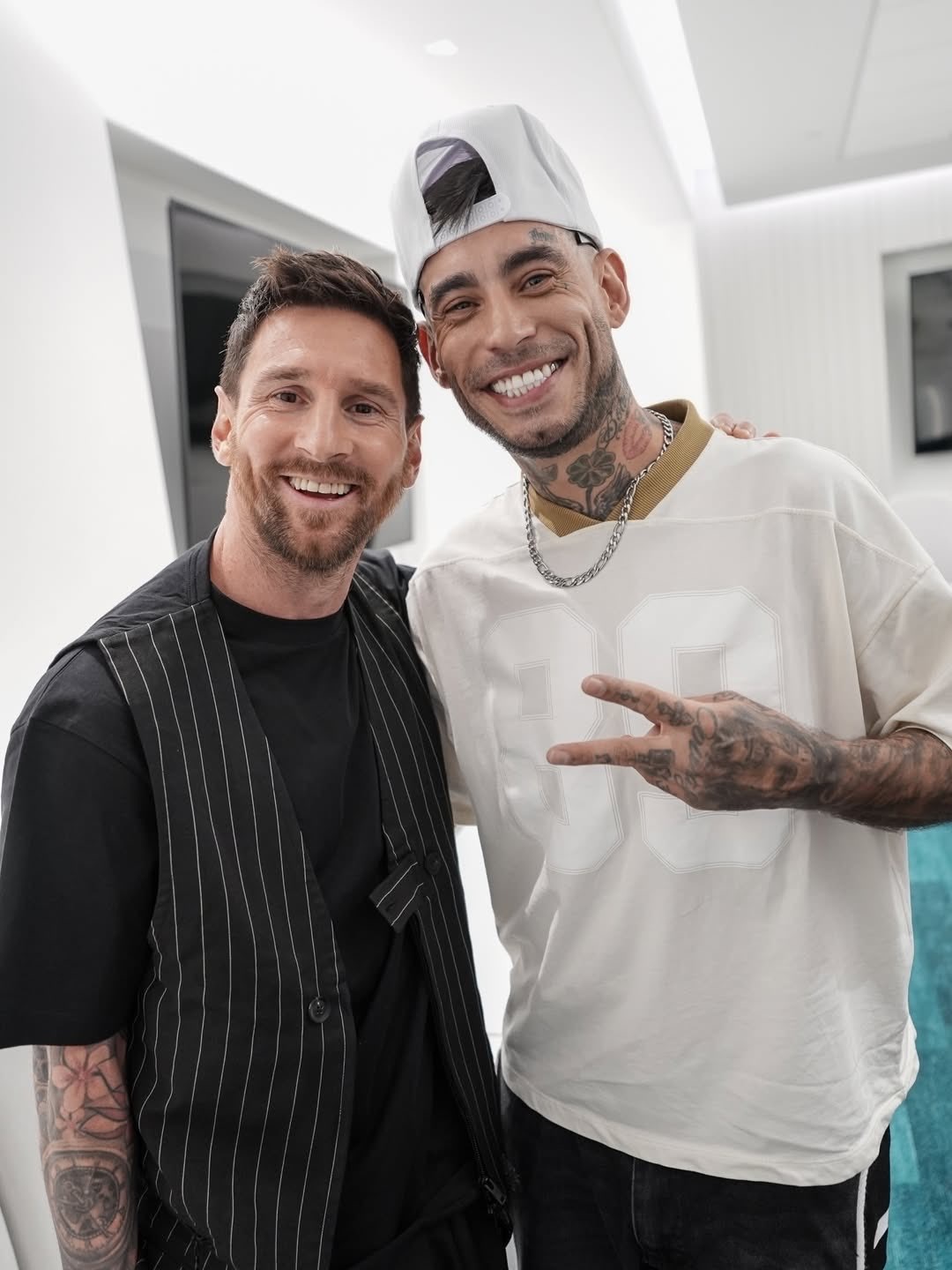 梅西新鲜合影📸和德保罗、和阿根廷歌手乌利塞斯·布埃诺🩵梅西