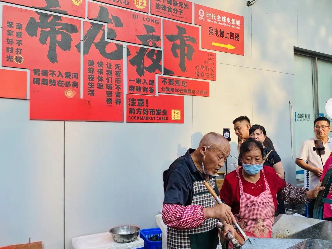 在电商时代，有几种商业模式，分别叫B to B 、B to C、C To C。