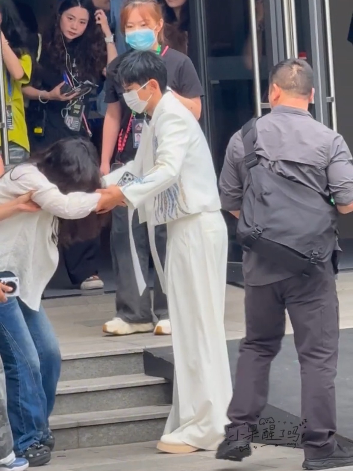 张杰搀扶摔倒的粉丝张杰暖心搀扶摔倒粉丝真的好温柔张杰暖心搀扶摔倒粉丝张杰