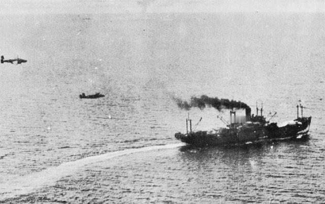 1943年，7900名从中国战场抽调出来的日军老兵，正坐船前往新几内亚，半路遭到