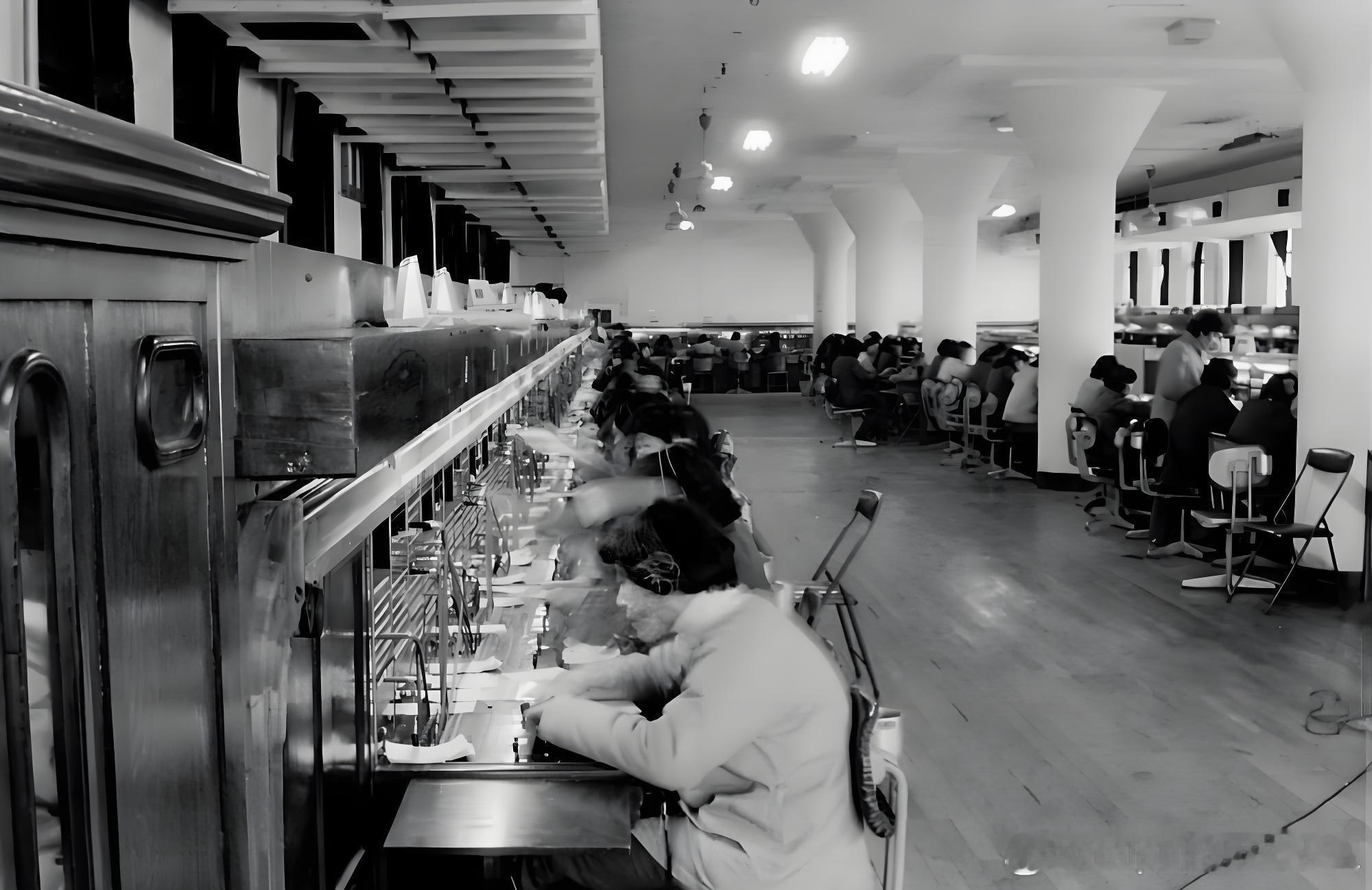 1983年农历新年前夕，上海长途电话局国内营业室话务员忙碌的身影。 ​​谢伟民摄