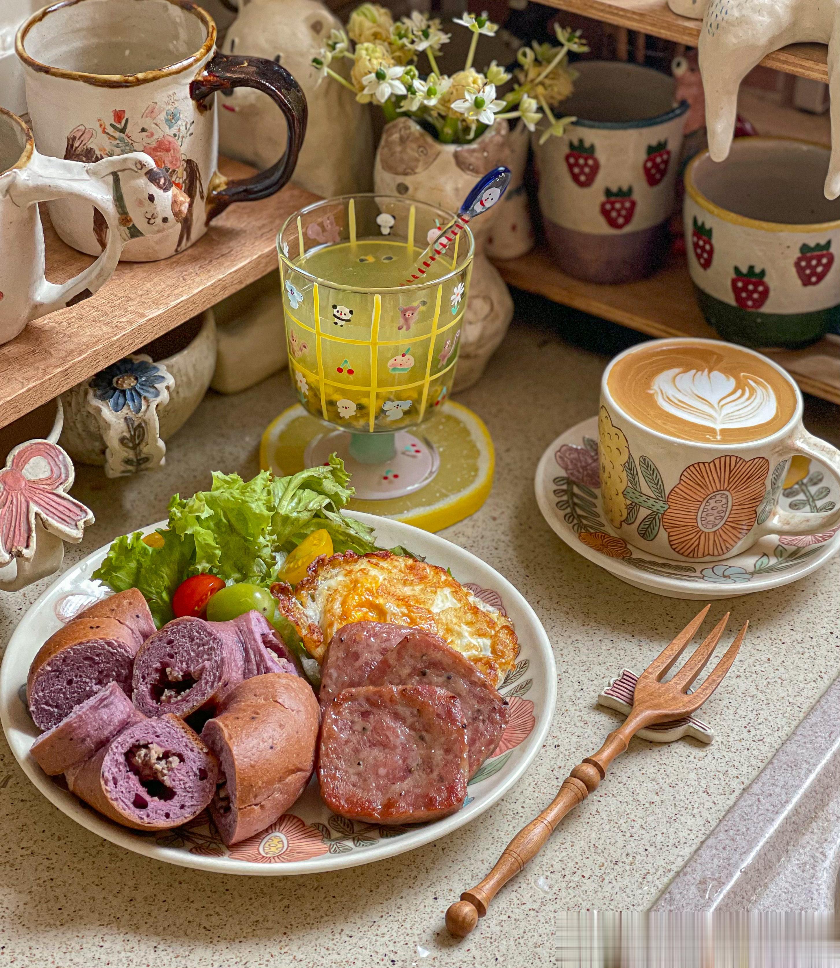 周五来喽[微风][微风][微风]今日份早餐：紫薯奶酪贝果+黑胡椒午餐肉+煎蛋+生