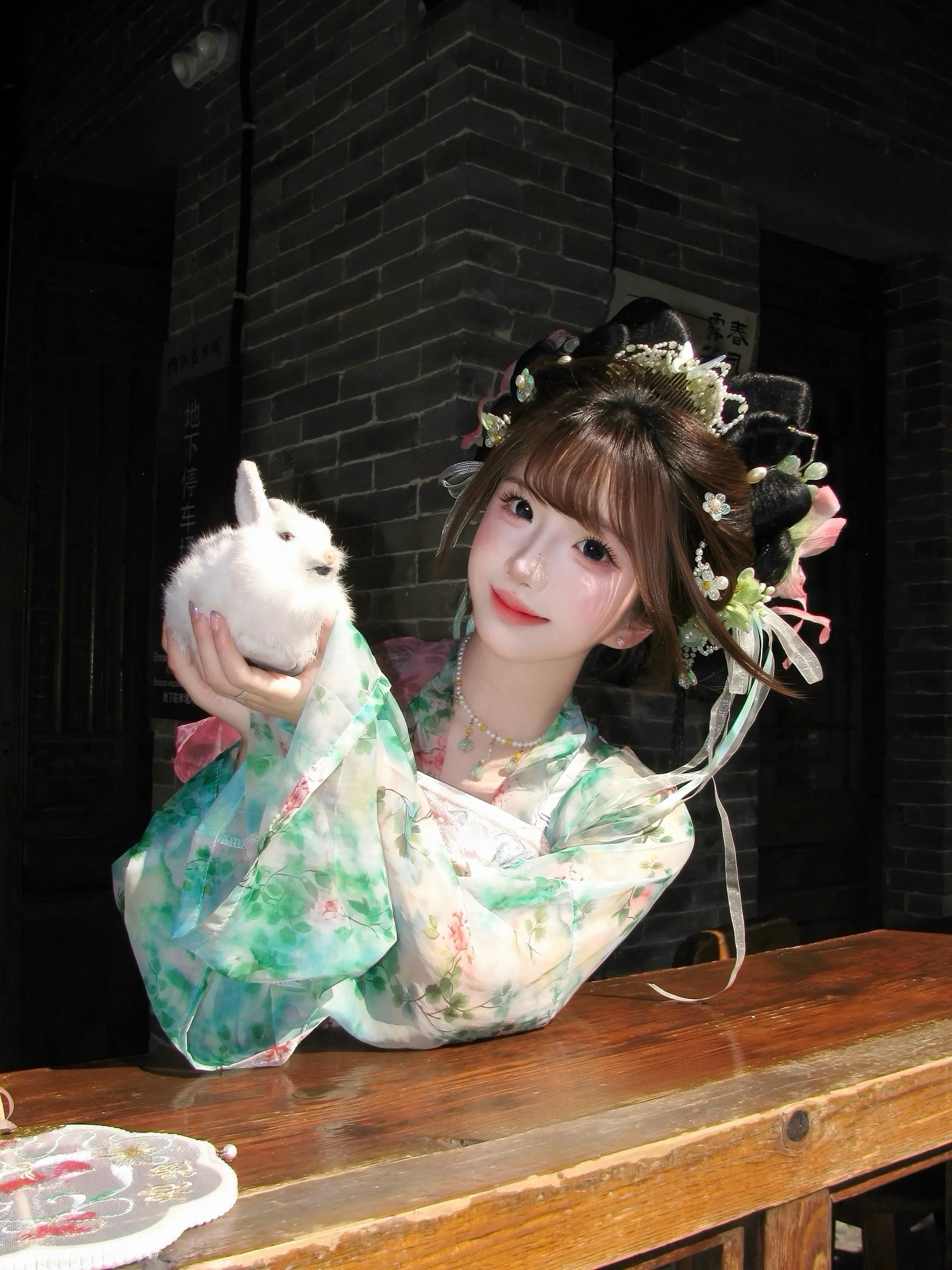 “细贴花钿入鬓 窗外谁藏心悸”洛阳妆造你美！！随手拍都能出片～！