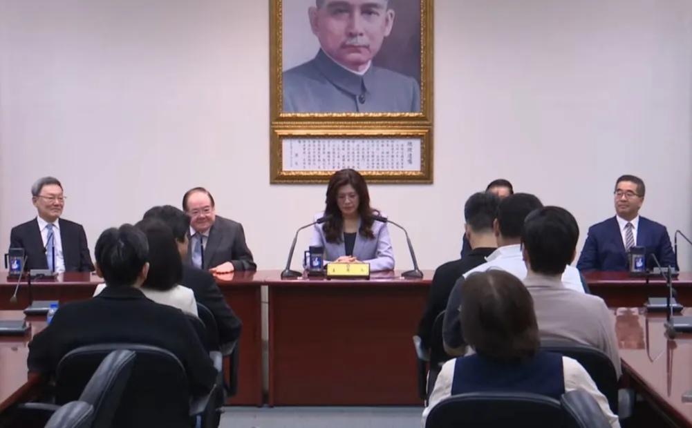 太尴尬啦。国民党主席郑丽文访问大陆，没有搭乘台湾航班让民进党破防了。

民进党官