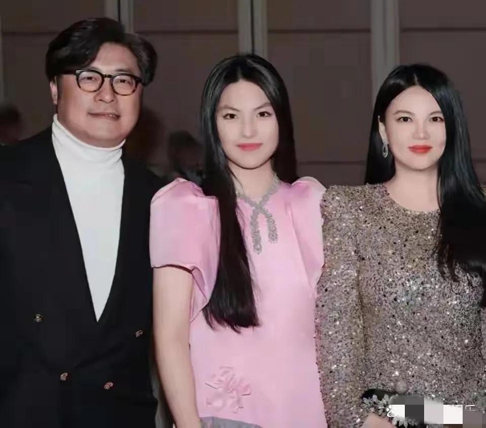 李湘跟王岳伦离婚后，双方都没有再婚，感觉只是离婚不离家，对女儿王诗龄的爱从不欠缺