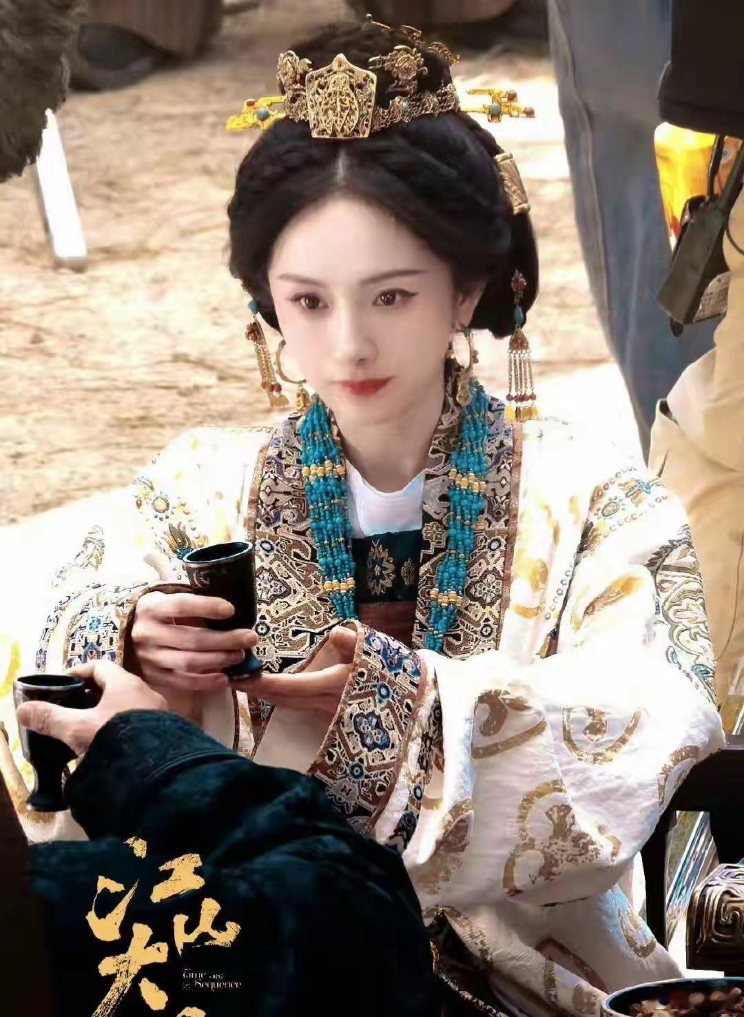 啊后谁敢信这是同一天的杨幂同天亮相风格反差超大，杨幂双面状态惊艳全网，两种气质无
