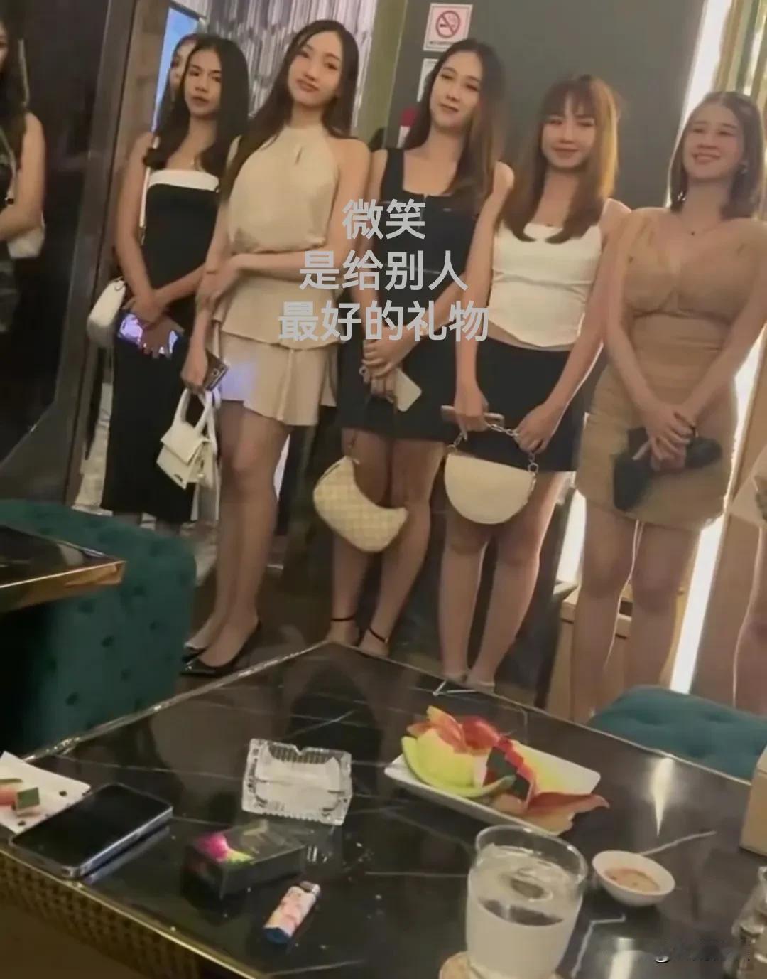 盘点高收入行业之“伴唱”：长的好看不会唱歌不行，只会唱歌长的不好看不行，长的好看