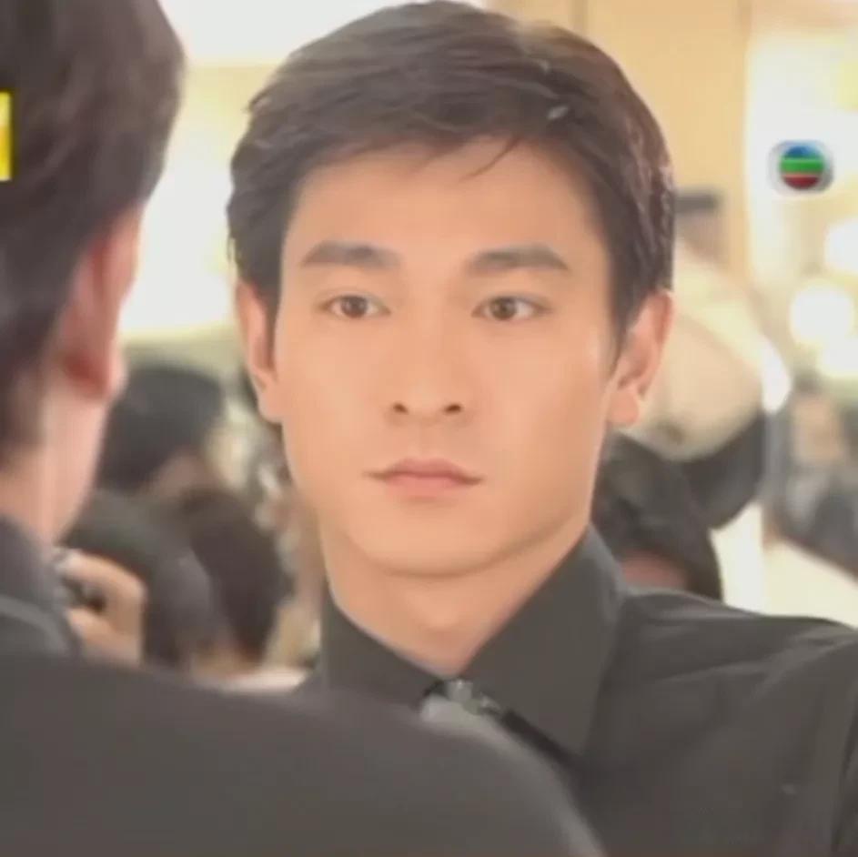 年轻时的刘德华眉如刀锋眼似星辰，神仙见了也得点赞 ​​​