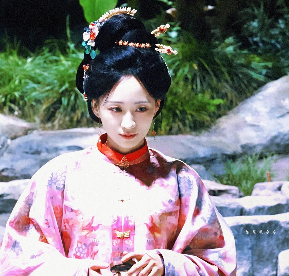 网传黄婷婷万花世界被换角不是吧？黄婷婷为啥进组了还能被换？同样是丝芭出来的，黄婷