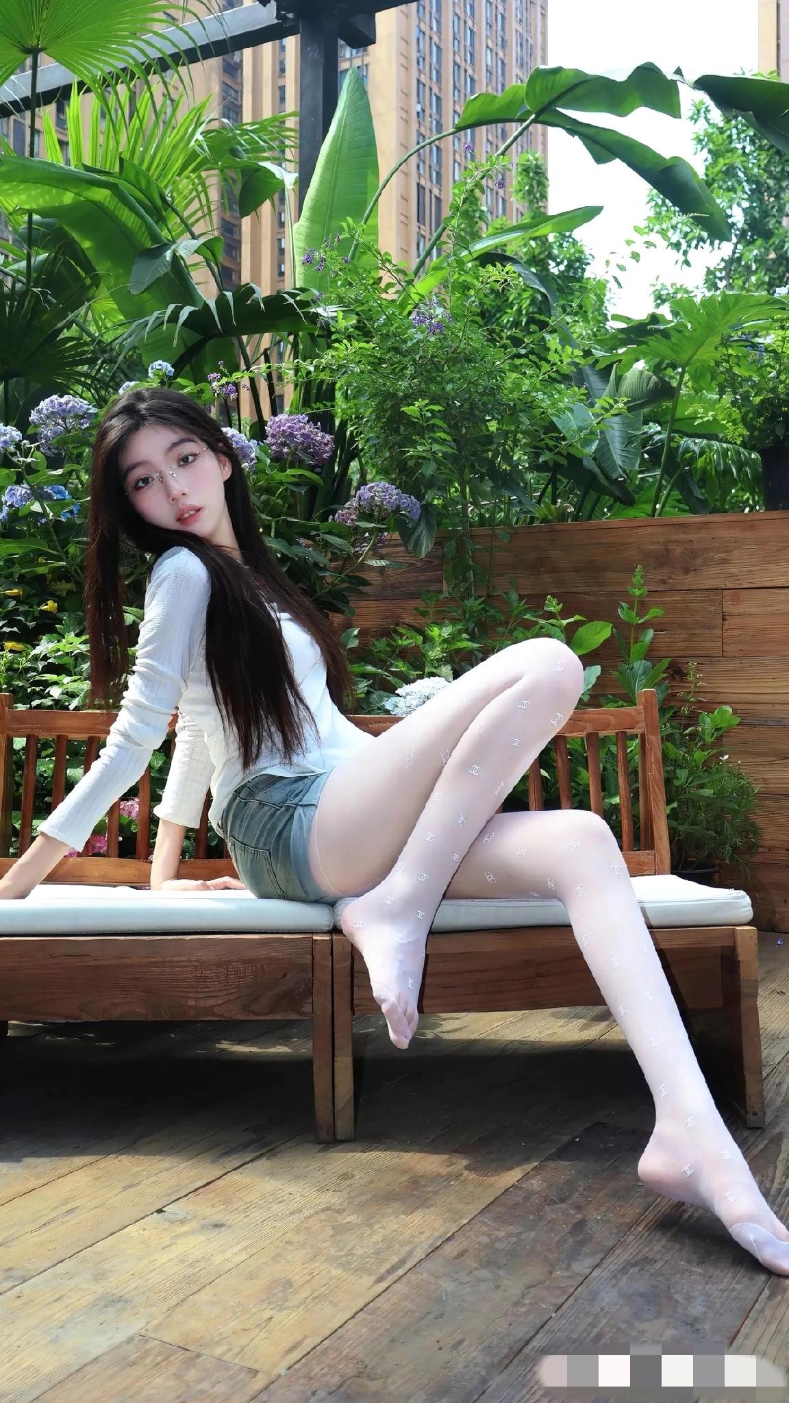 牛仔短裤白丝美腿美女