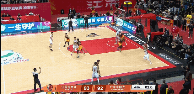 江苏男篮主场93：92爆冷击败广东男篮，庞峥麟最后时刻成了球队关键人物，先是抛投
