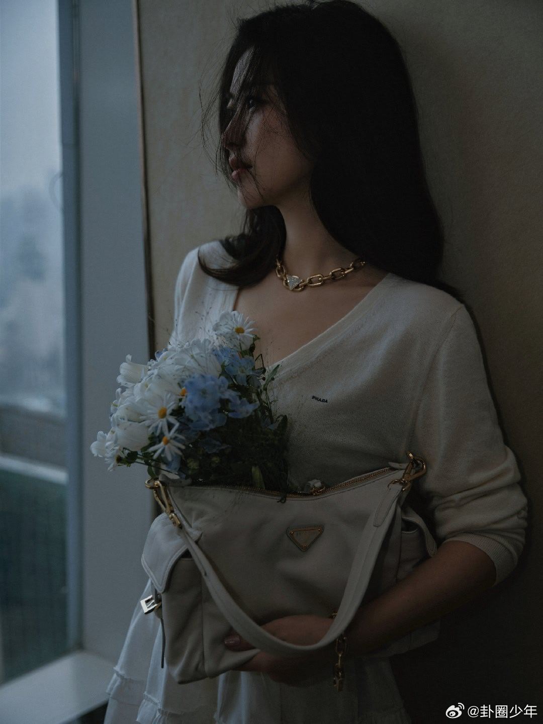 朱珠春日白裙朱珠温柔感 朱珠春日白裙简约又灵动，把春日氛围感穿得恰到好处。 