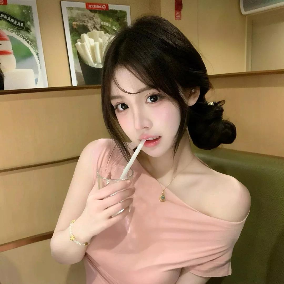 甜美奶茶少女，温柔优雅动人。