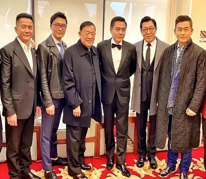 你得承认
他们才是当之无愧的老艺术家
这六位既不带货，也不直播，更不参加综艺节目