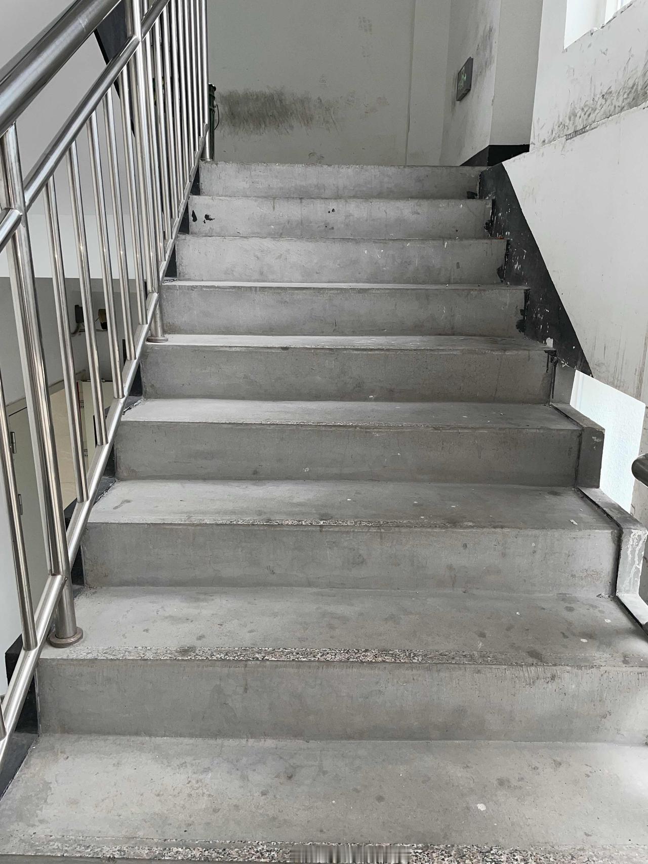 今天继续爬楼梯运动，虽然每天只爬20层，但是爬完之后也是满头大汗，总比一直坐着要