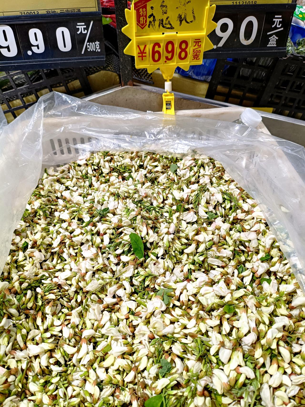 当年妈妈最喜欢在这个时节包各种非主流馅的包子，我之所以说是非主流，是因为妈妈包包