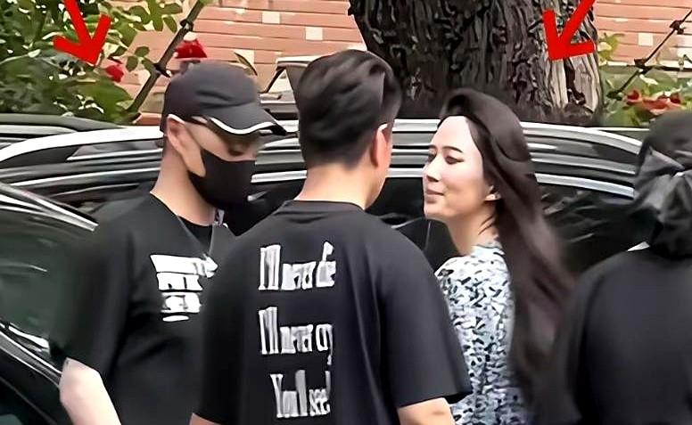 森林北与皮裤同时现身北京，被网友偶遇。
皮裤跟子怡挥别了那段过往，他转身就和这位