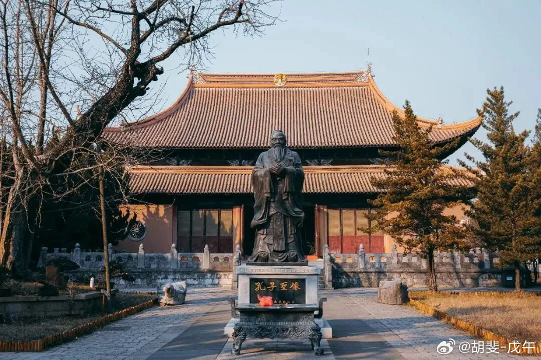 生者为过客，死者为归人。天地一逆旅，同悲万古尘。月兔空捣药，扶桑已成薪。白骨寂无