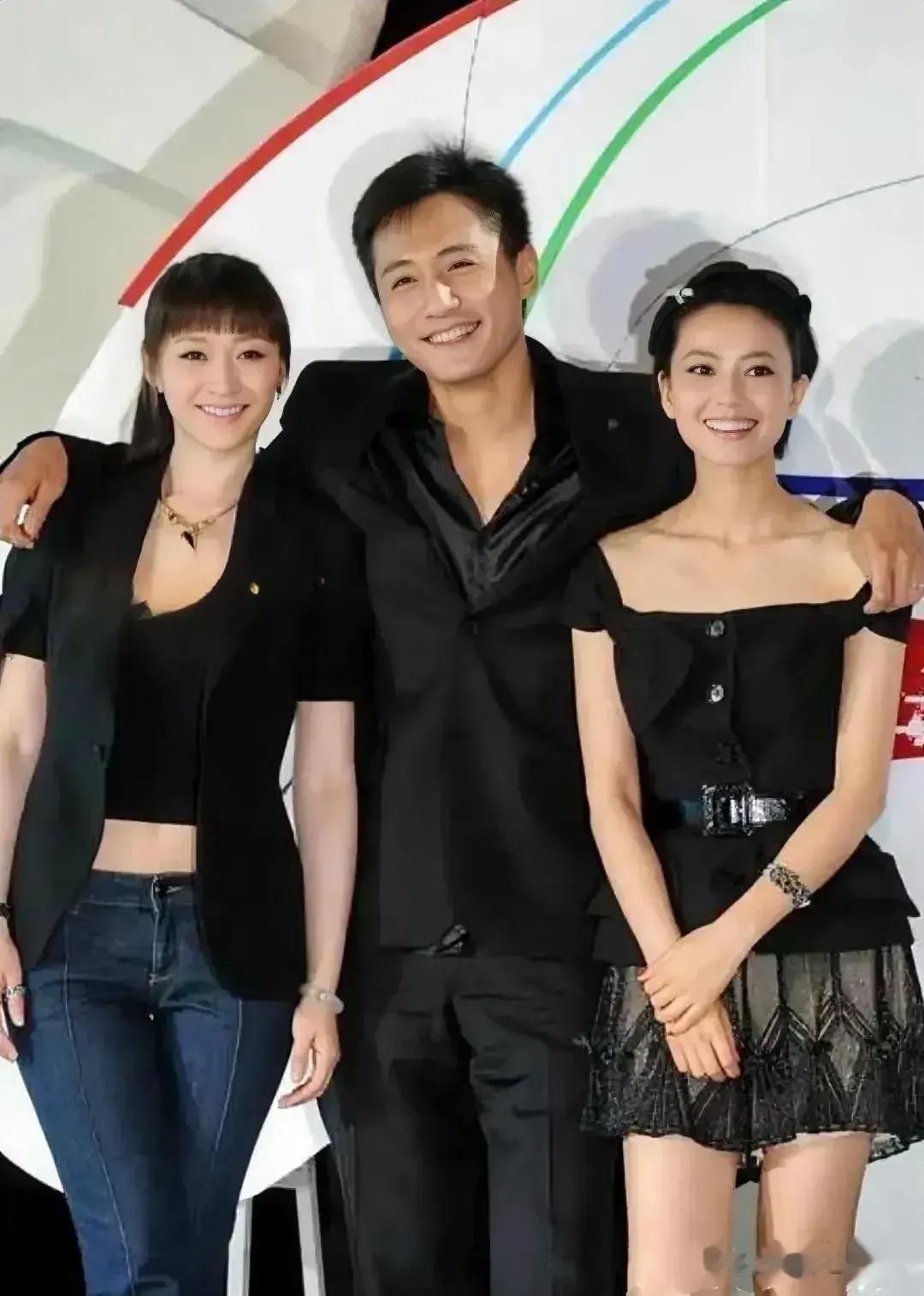 年轻时的刘烨是真帅啊，比那个韩星宋承宪还帅，就是不知道站在他旁边的两位美女是谁？
