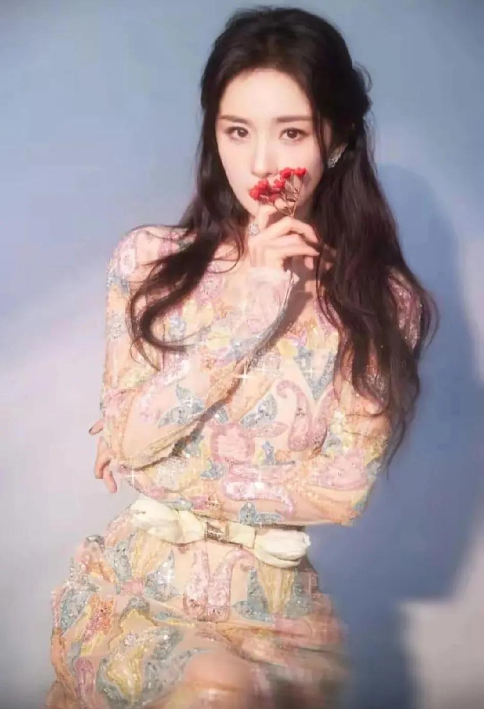 杨幂穿粉色花瓣裙太美了
这是大部分人的观点

但也有个别人说：
这条裙子不太好看