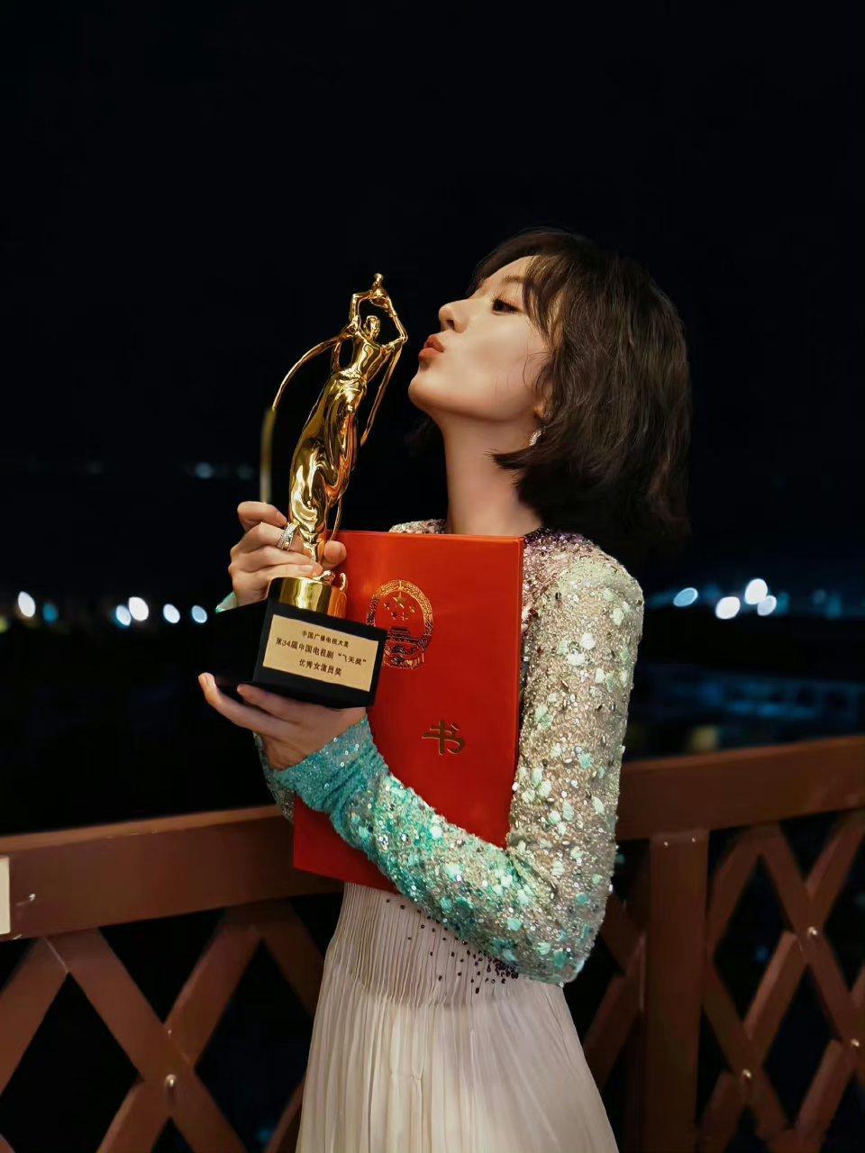 赵丽颖这一次获奖发的照片，我真的是没有认出来[允悲][允悲][允悲]短头发的模样