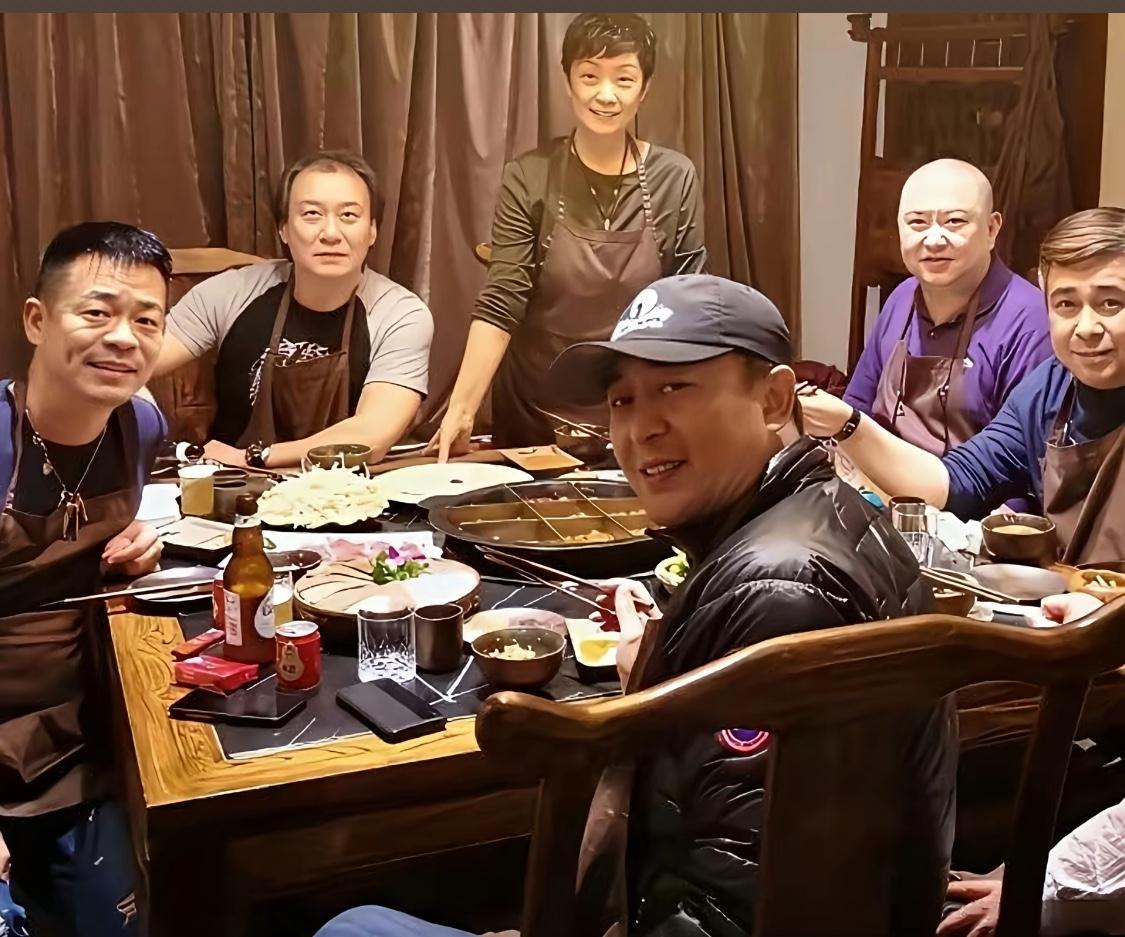 张嘉译与妻子王海燕和友人聚餐时的留影。
