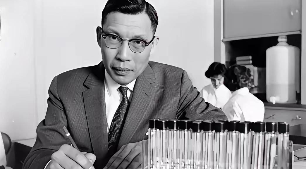 1950年春，北大一位教授悄悄把家里米缸加满了米，装出一副还要回来的样子。然后留