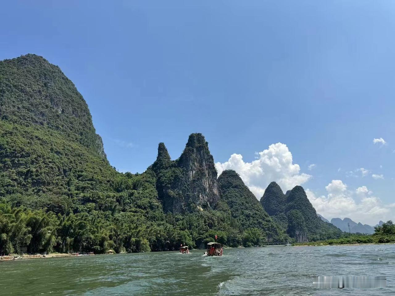   2024年这个国庆假期的天气如果还那么热，最理想的旅游之地还是去看桂林山水。