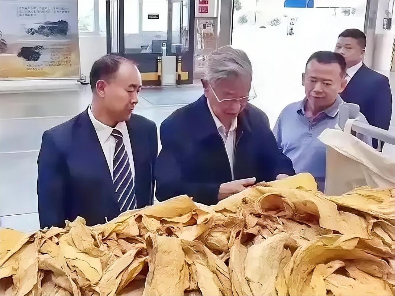 1994年，延安卷烟厂快垮了。工资发不出，几十万箱烟堵在仓库里卖不掉，整个厂子死