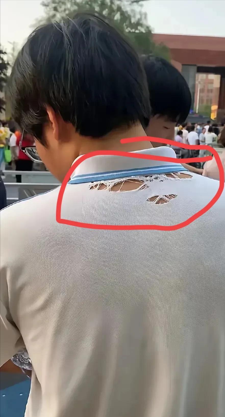 高考结束，全网都在找这个男孩子。这个男孩子穿了一件T恤参加高考，一看这件T恤穿了