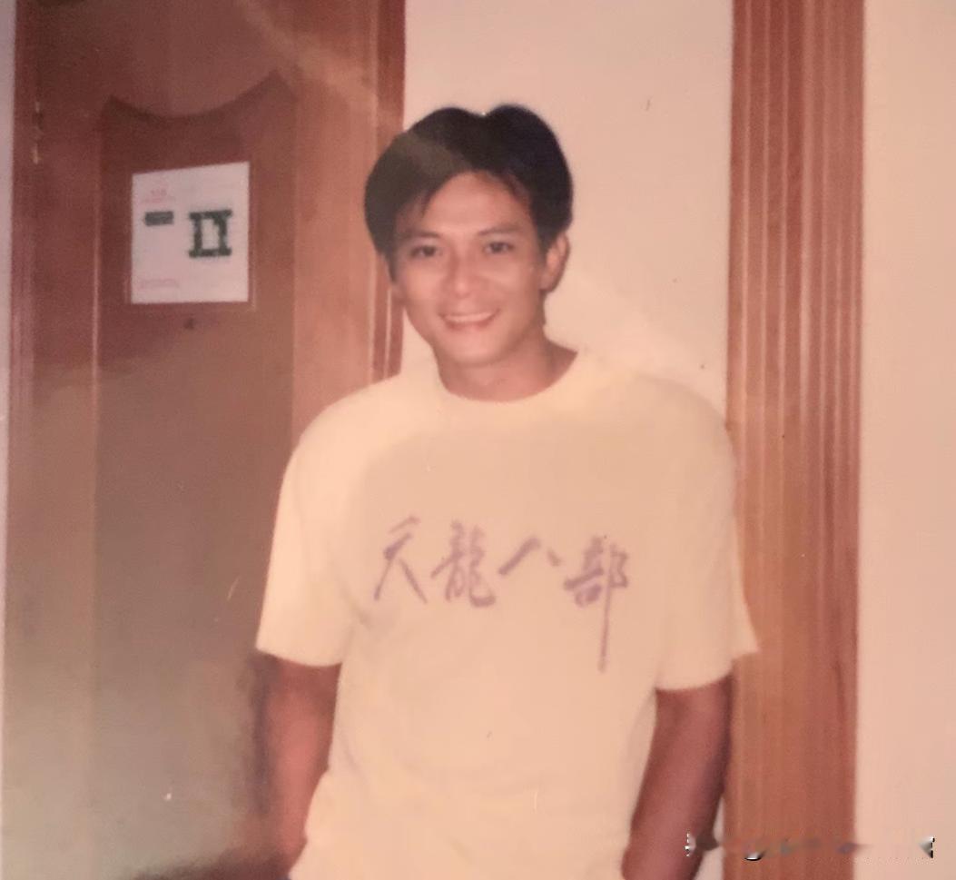 拍《天龙八部》时候的黄日华，卸了妆真的是大帅哥一枚，奶油味十足，一点不输同剧的段