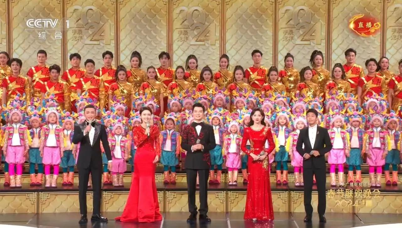 探究春晚逐渐衰落的两项关键因素：

1.哈文执导期间，春晚似乎逐渐脱离了群众基础