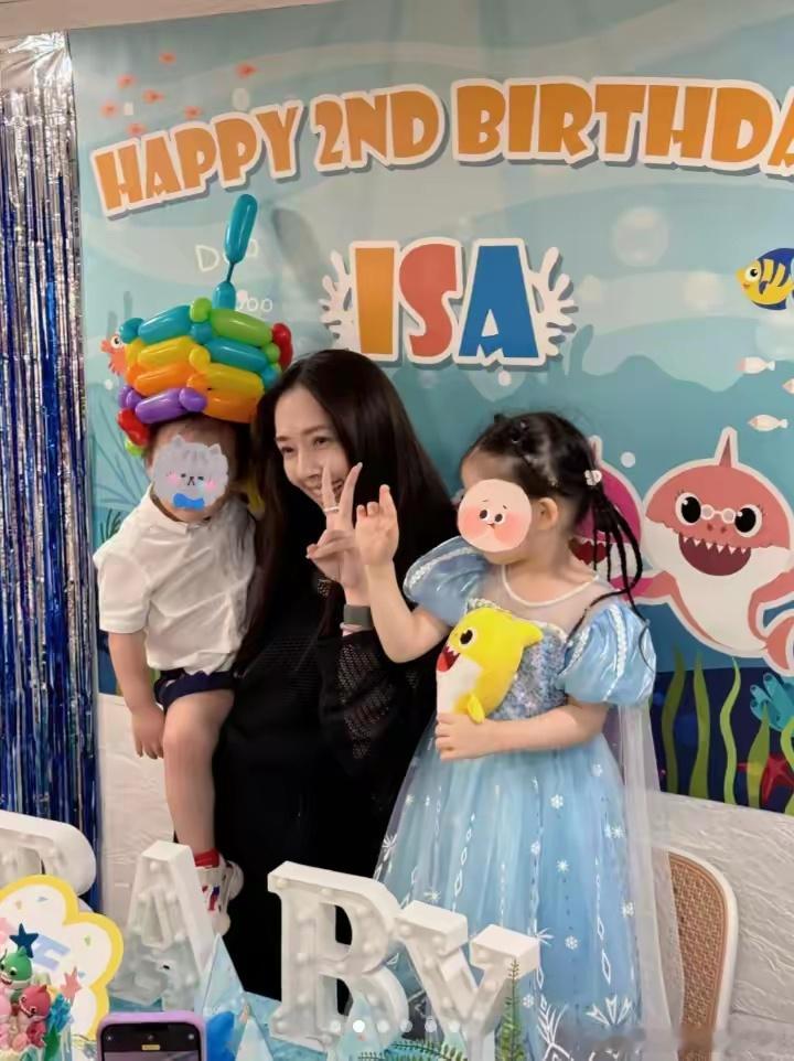 #郭碧婷为儿子庆生##郭碧婷为儿子办生日会#  郭碧婷为儿子庆生，单手抱娃对镜头