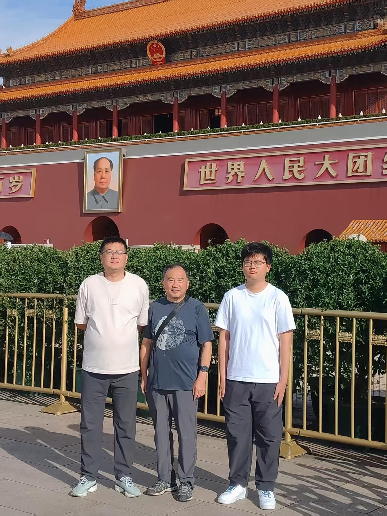 祖孙情 今年九月，祖孙三代结伴赴京，在天安门、颐和园前拍下了弥足珍贵的合影。我今