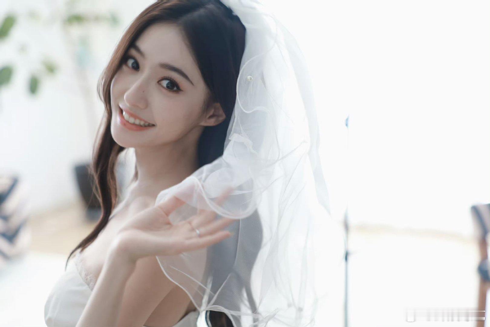 胡连馨给朋友当伴娘 胡连馨化身温柔伴娘！简约妆造挡不住的高颜值，真心为好友送上婚